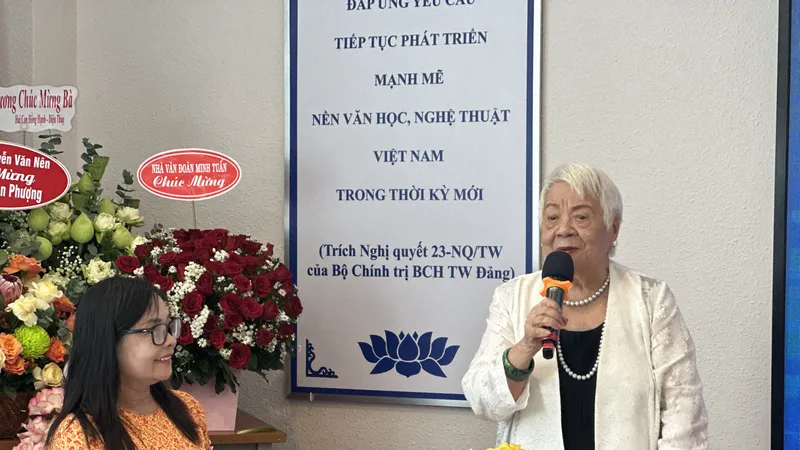 Đạo diễn Xuân Phượng ra mắt hồi ký "Khắc đi… khắc đến" ở tuổi 95 