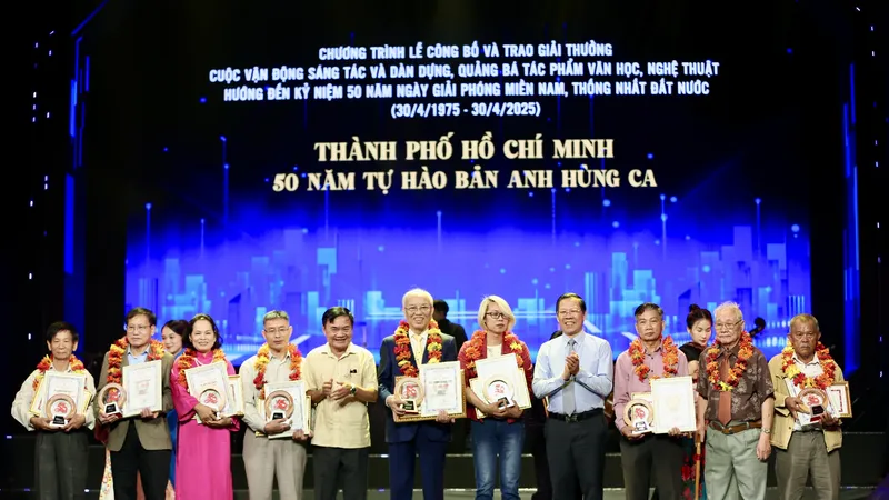Đồng chí Phan Văn Mãi và nhà văn Bùi Anh Tấn trao giải cho các tác giả đoạt giải trong lĩnh vực Văn học 