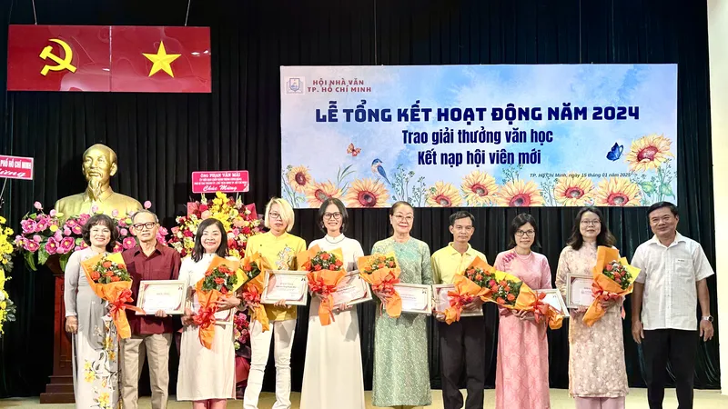 Hội Nhà văn TPHCM trao 12 giải thưởng và tặng thưởng văn học năm 2024