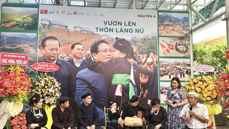 6 người dân Làng Nủ vào TPHCM tham dự chương trình ra mắt sách của NSNA Nguyễn Á