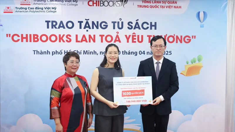 Chibooks trao tặng hơn 1.000 cuốn sách đến sinh viên Trường Cao đẳng Việt - Mỹ