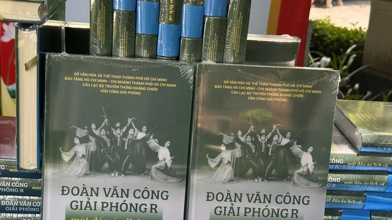 Ấn phẩm "Đoàn Văn công Giải phóng R - Một dấu ấn lịch sử"