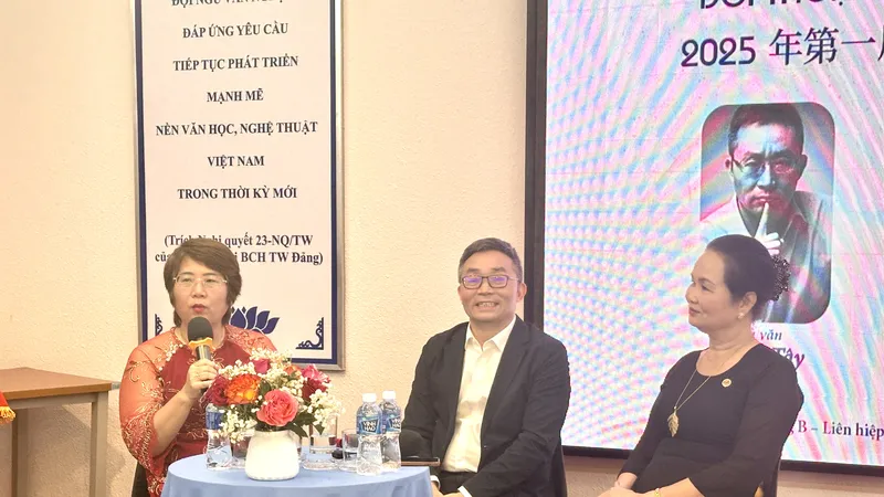 Từ phải qua: nhà văn Bích Ngân, nhà văn Đông Tây và dịch giả Nguyễn Lệ Chi