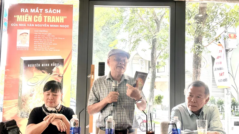 Nhà văn Nguyễn Minh Ngọc ra mắt tiểu thuyết "Miền cỏ tranh"
