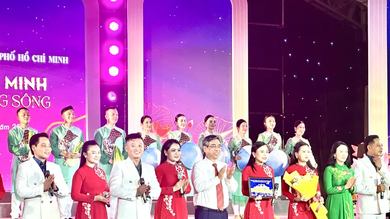 Đồng chí Nguyễn Phước Lộc, Phó Bí thư Thành ủy, Chủ tịch Ủy ban MTTQ Việt Nam TPHCM, tặng hoa cho đại diện văn nghệ sĩ đến từ tỉnh Nghệ An