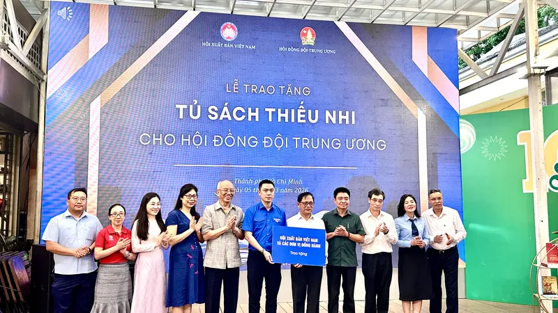 Trao tặng tủ sách thiếu nhi cho Hội đồng Đội Trung ương