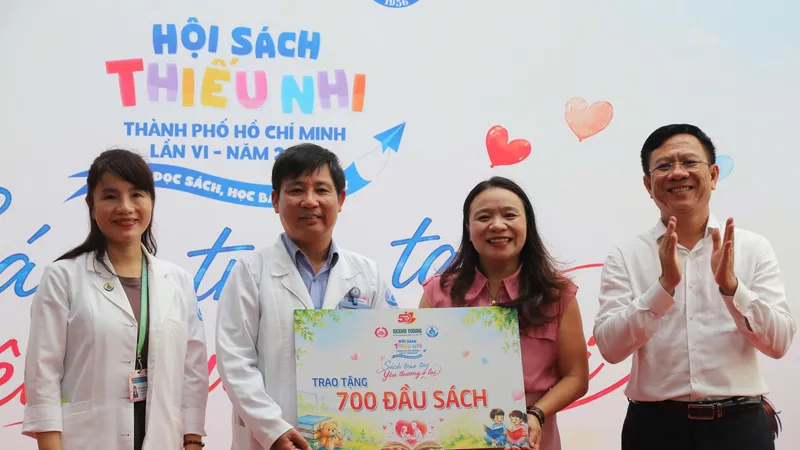 Hội sách Thiếu nhi TPHCM đến với bệnh nhi tại Bệnh viện Nhi đồng 1