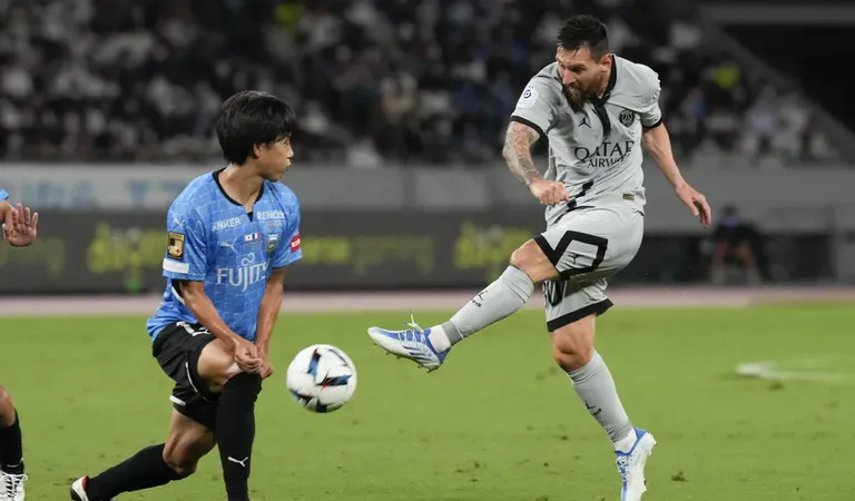 Messi ghi bàn vào lưới Kawasaki Frontale