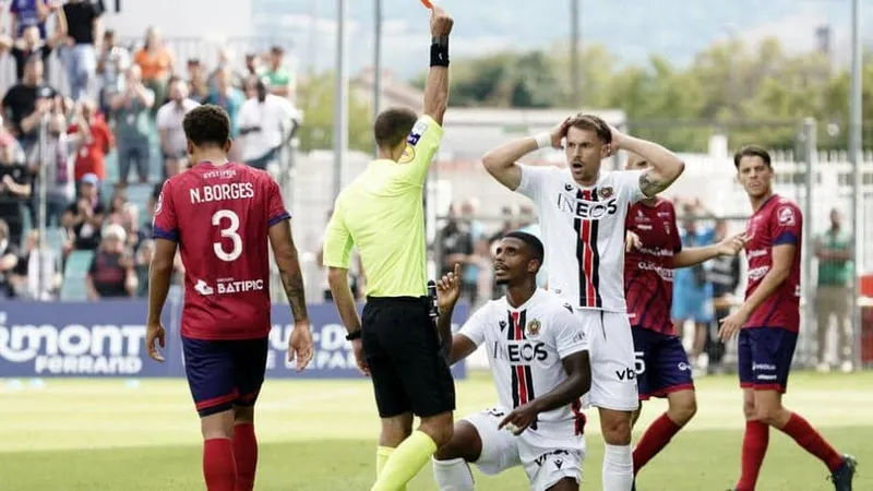 Ramsey bàng hoàng khi Lemina bị đuổi khỏi sân