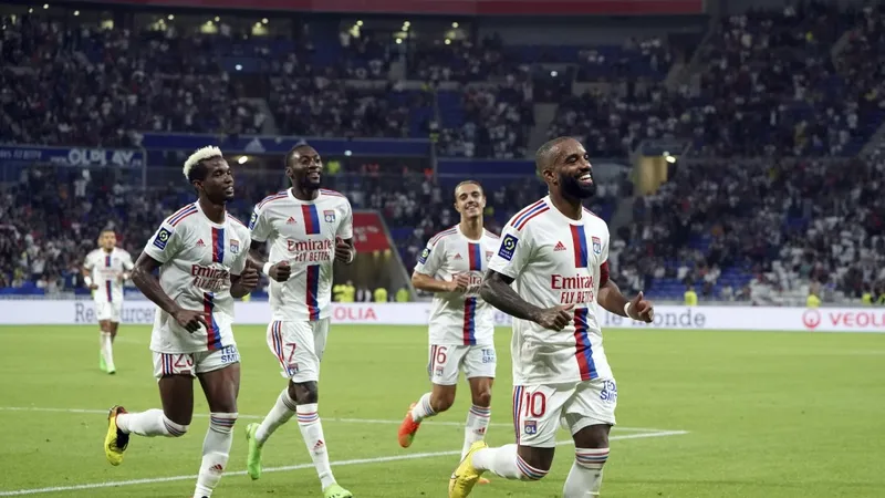 Lyon của Lacazette "đè bẹp" Angers