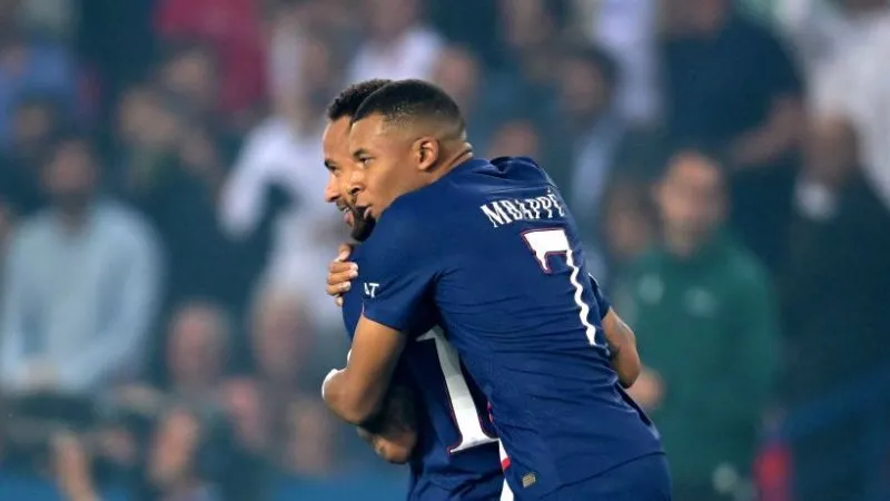 Mbappe ăn mừng bên Neymar