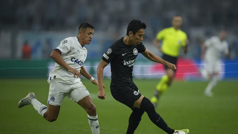 Alexis Sanchez "hờ hững" trước Frankfurt