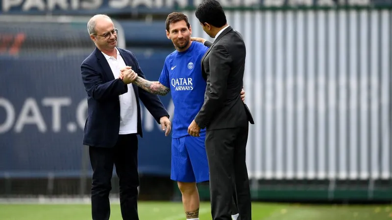 Luis Campos (trái) cùng Messi và chủ tịch Al-Khelaifi