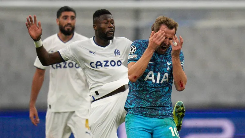 Mbemba tranh bóng với Harry Kane
