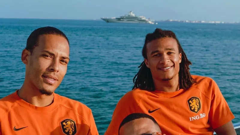 van Dijk. Ake và Depay thư giãn trên du thuyền