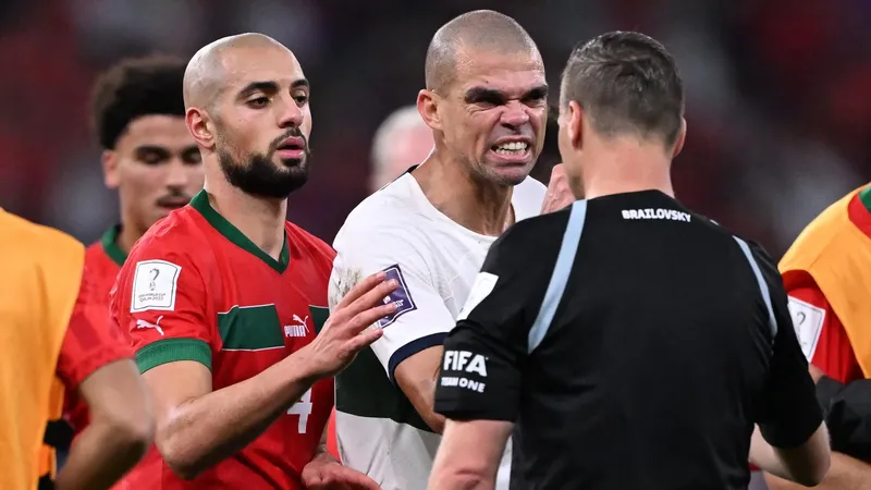Pepe như muốn "băm" trọng tài Facundo Tello