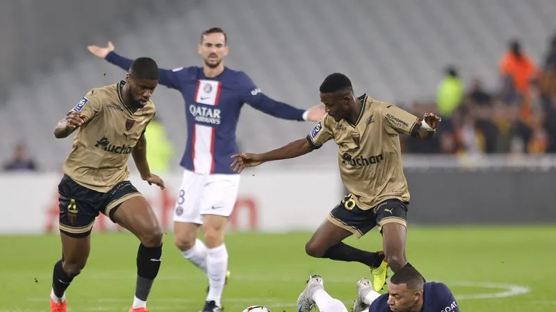 Mbappe bị Lens vô hiệu hóa