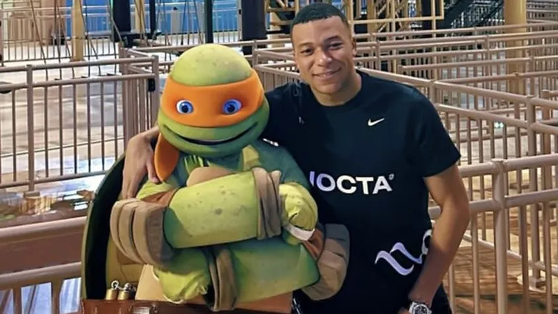Mbappe chụp ảnh cùng Ninja Rùa