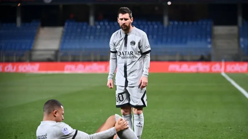Messi chứng kiến Mbappe dính chấn thương