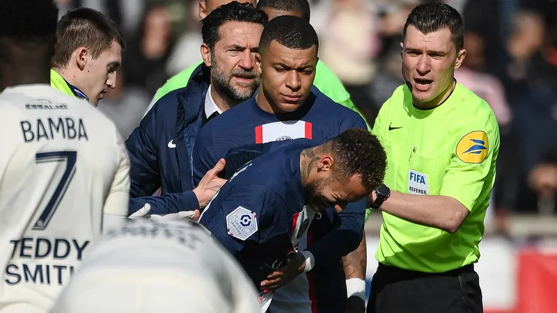 Mbappe bên cạnh Neymar