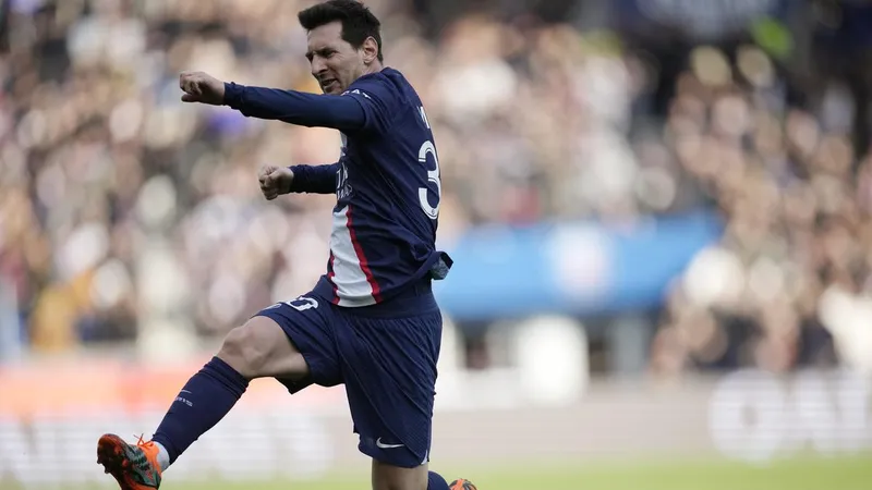 Messi ăn mừng bàn ấn định chiến thắng Lille