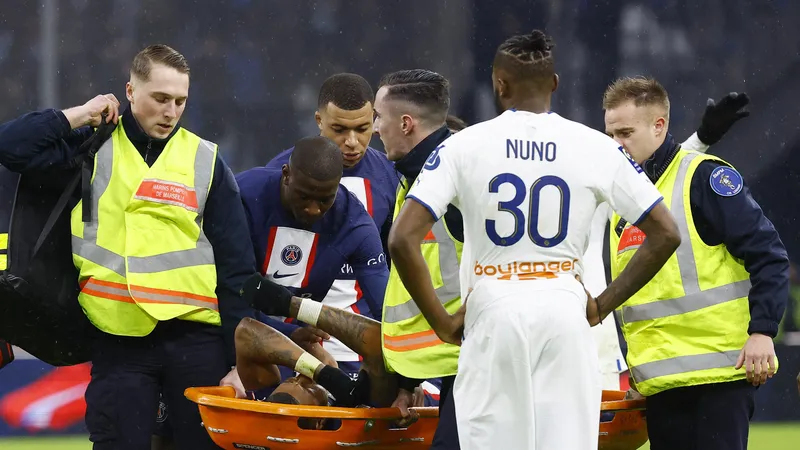 Kimpembe nằm cáng rời sân vì chấn thương