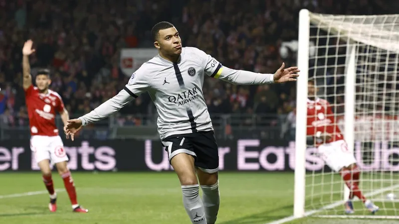 Mbappe ghi bàn chốt hạ Brest