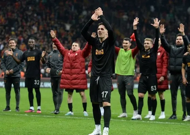 Zaniolo cùng toàn đội Galatasaray tri ân khán giả