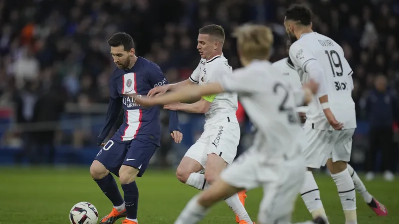 Messi bất lực trước Rennes