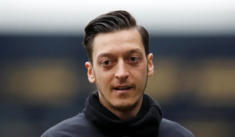 Mesut Ozil giải nghệ