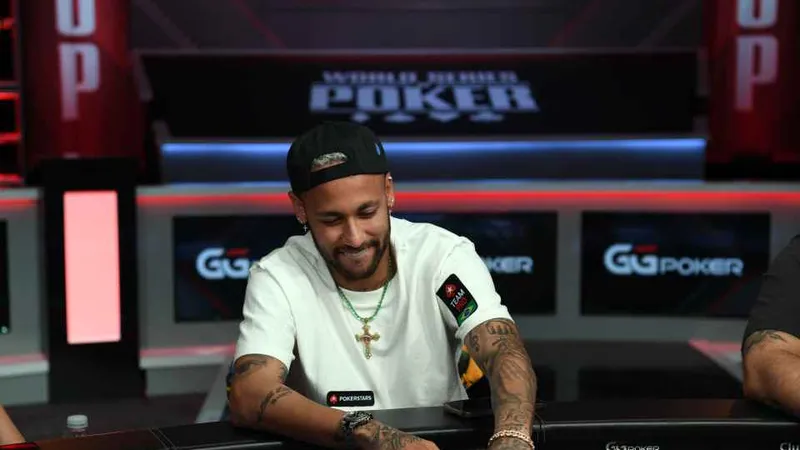 Neymar rất mê đánh bài