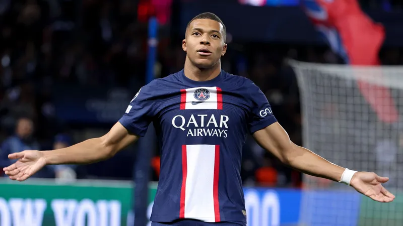 Mbappe và PSG lại có "chuyện"