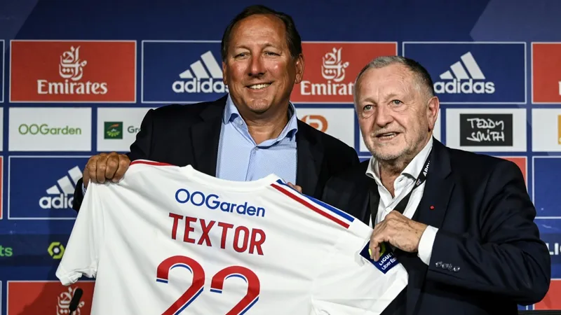 John Textor (trái) kế nhiệm chủ tịch huyền thoại của Lyon, Jean-Michel Aulas
