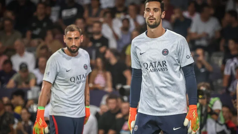 Sergio Rico bên cạnh Donnarumma