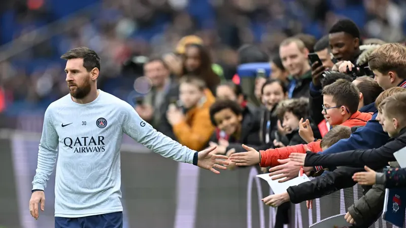 Messi chọc tức cổ động viên PSG trước khi rời đi?