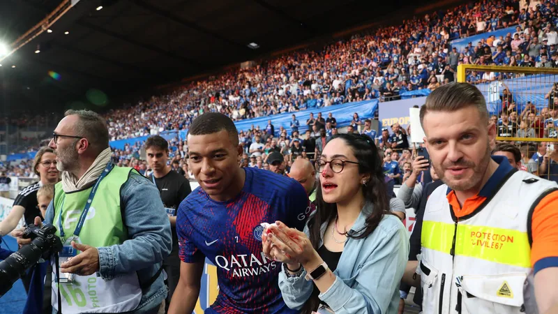 Mbappe và nữ khán giả xui xẻo