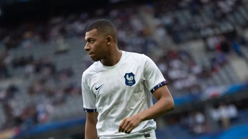 Mbappe mặc áo tuyển nữ Pháp