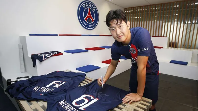 "Messi Hàn Quốc" - Lee Kang-in gia nhập PSG