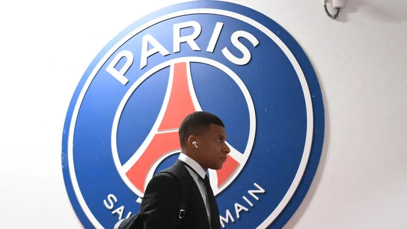 PSG nhượng bộ Mbappe nhưng bị phũ không thương tiếc