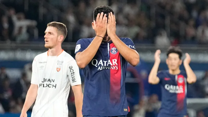 Goncalo Ramos (ôm mặt) chưa thể gánh hàng công PSG