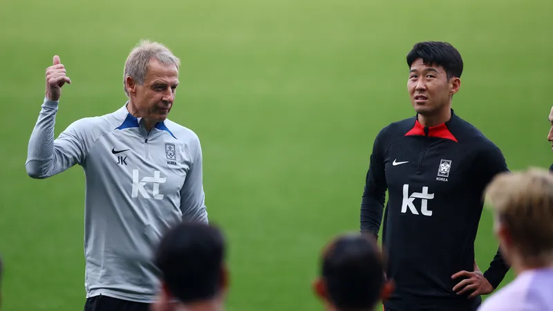 HLV Klinsmann cùng Son Heung-min