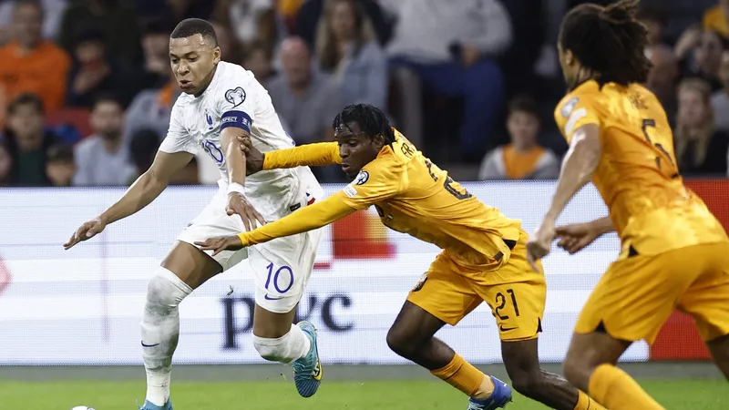 Mbappe vừa ghi cú đúp vào lưới Hà Lan