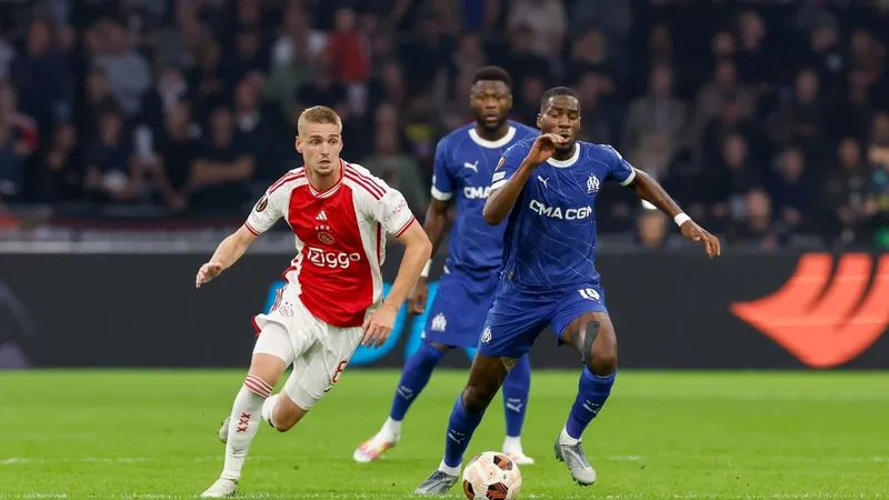 Marseille - Ajax: Chiến đấu hay buông xuôi?
