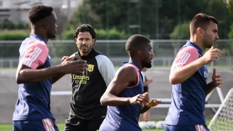 Cầu thủ Lyon đã ngầm lật đổ HLV Fabio Grosso?