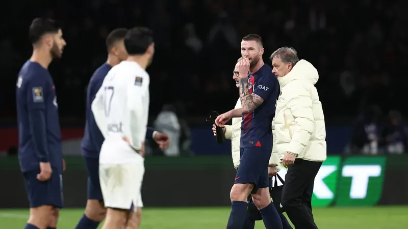 Milan Skriniar dính chấn thương trong trận Siêu Cúp Pháp