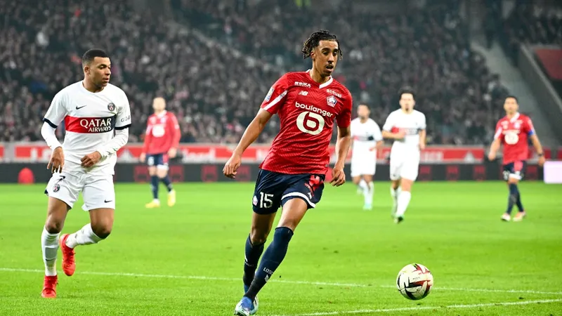 Leny Yoro đối đầu Mbappe