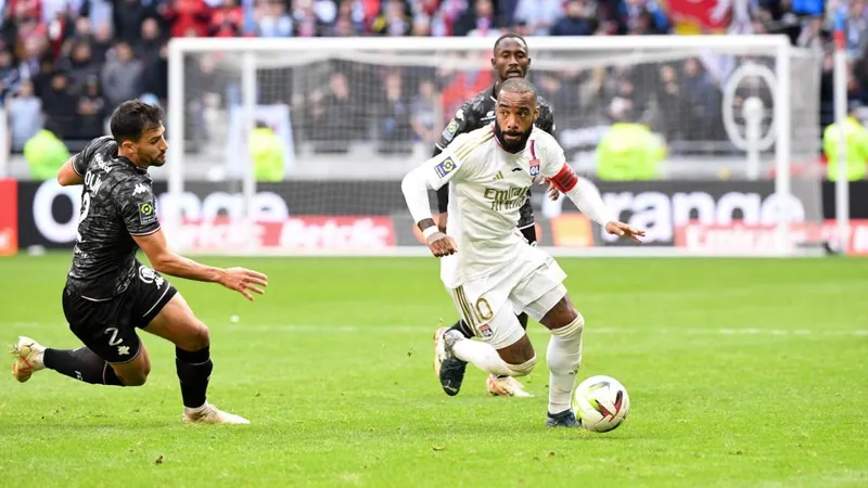 Lacazette tái đấu Metz