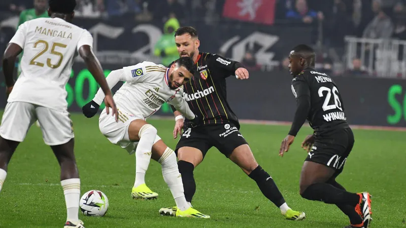 Lyon thua trắng 0-3 trước Lens