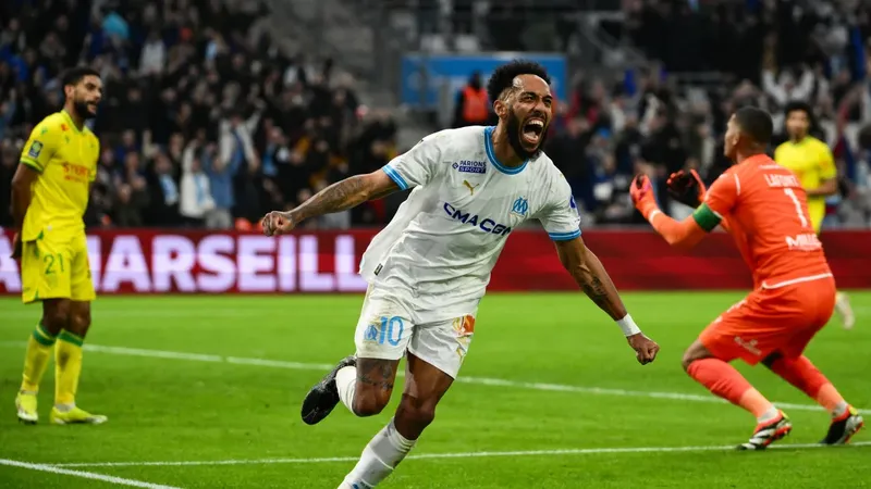 Aubameyang lập cú đúp vào lưới Nantes đêm qua