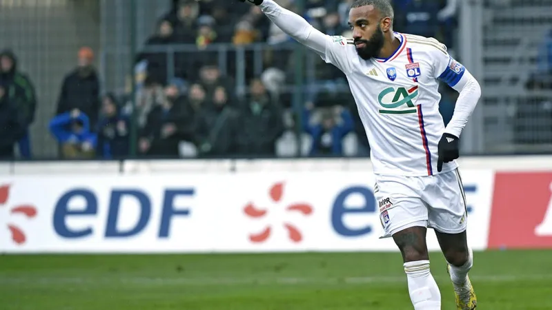 Lacazette muốn Lyon vô địch Cúp Quốc gia